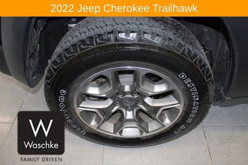 Used 2022 Jeep Cherokee Trailhawk image 12