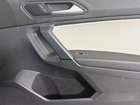 Used 2019 Volkswagen Tiguan SE w/ Panoramic Sunroof Package image 32