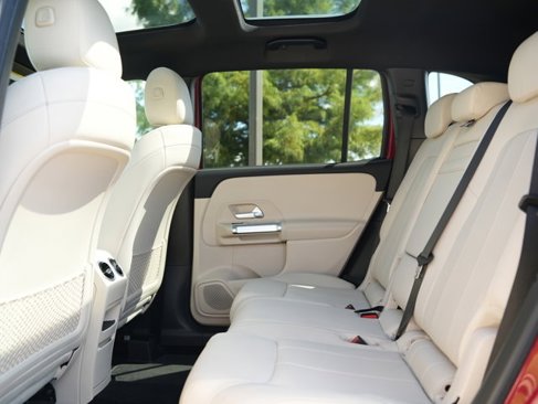 Certified 2021 Mercedes-Benz GLB 250 4MATIC w/ Premium Package image 38