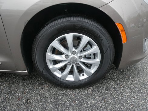 Used 2018 Chrysler Pacifica Touring-L image 32