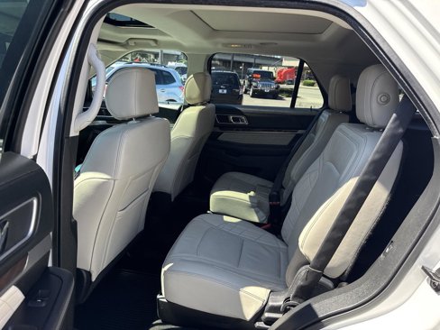 Used 2016 Ford Explorer Platinum image 16