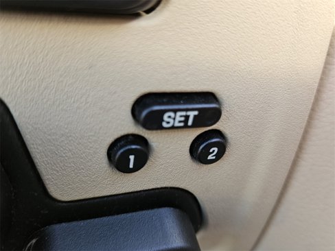 Used 2008 Lincoln Town Car Signature Limited image 25