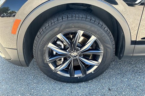Certified 2022 Volkswagen Tiguan SE w/ Panoramic Sunroof Package image 13
