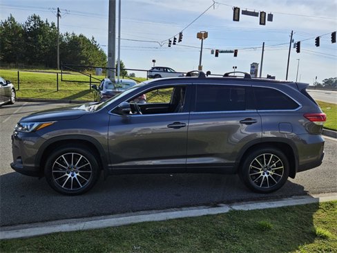 Used 2018 Toyota Highlander SE image 4