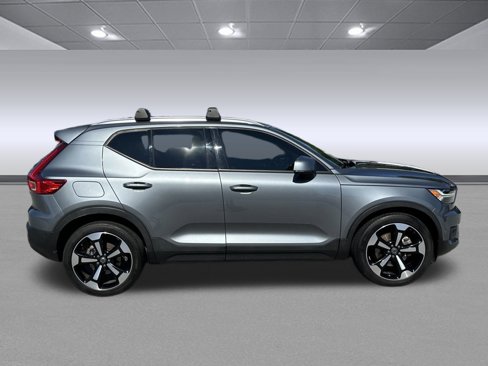 Used 2019 Volvo XC40 T5 Momentum image 2