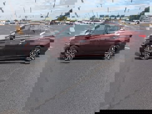 Used 2024 Nissan Altima 2.5 SV image 2