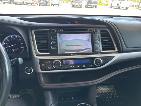 Used 2019 Toyota Highlander XLE image 17
