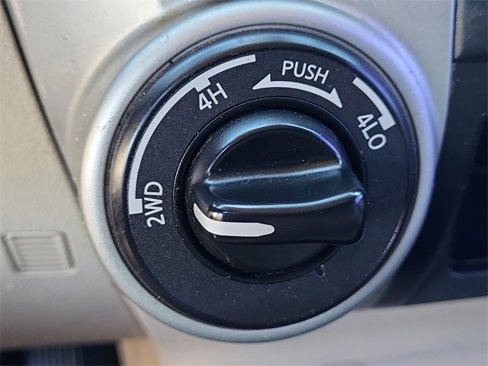 Used 2017 Nissan Titan SV image 16