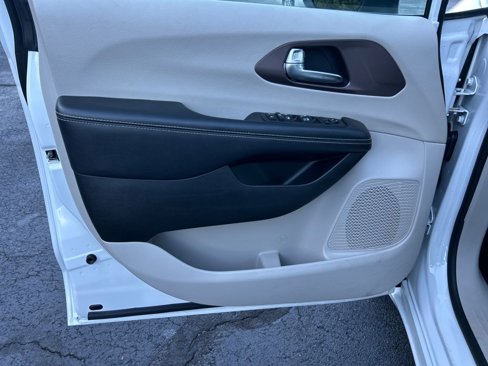 Used 2022 Chrysler Voyager LX image 12