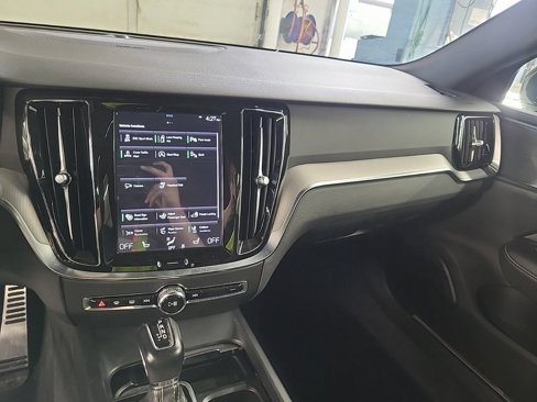 Used 2019 Volvo S60 T6 R-Design image 4