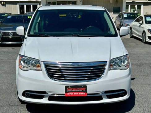 Used 2016 Chrysler Town & Country Touring image 1