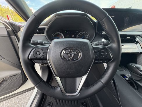 Used 2023 Toyota Venza XLE image 11