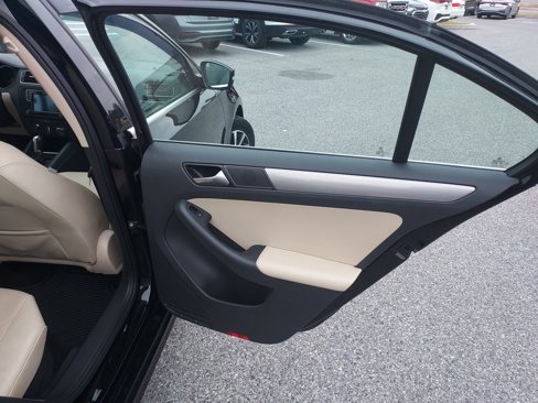 Used 2017 Volkswagen Jetta SE image 18