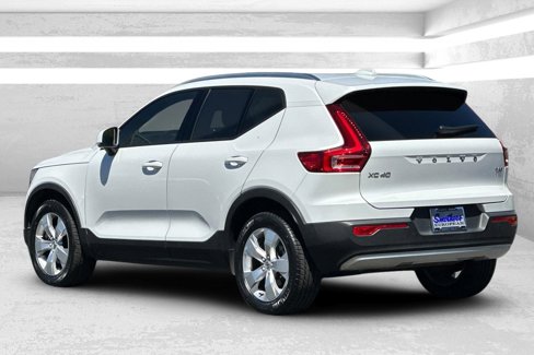 Certified 2022 Volvo XC40 T5 Momentum image 6