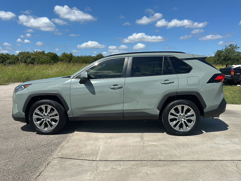Used 2020 Toyota RAV4 XLE Premium image 5