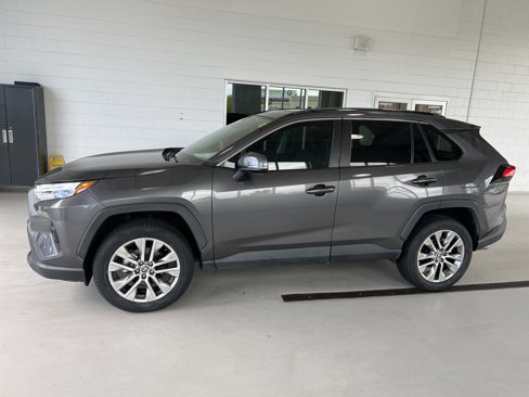 Used 2022 Toyota RAV4 XLE Premium image 3