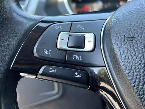 Used 2018 Volkswagen Tiguan SE image 24