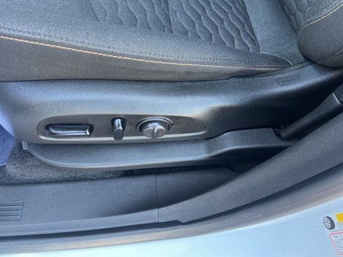 Used 2020 Chevrolet Equinox LT w/ Driver Convenience Package image 9