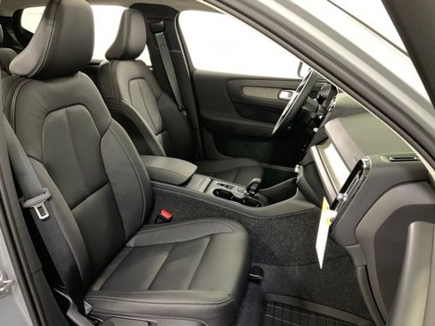 New 2025 Volvo XC40 B5 Core w/ Climate Package image 39
