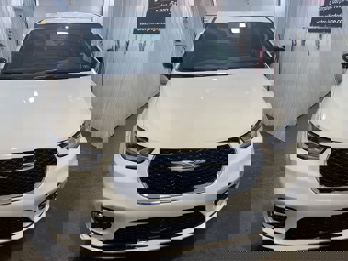 New 2025 Chrysler Pacifica Select image 3