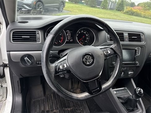 Used 2017 Volkswagen Jetta SE image 16
