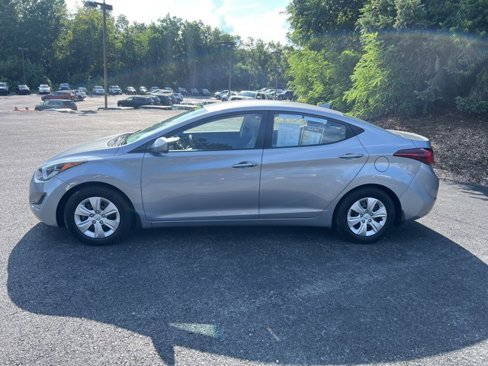 Used 2016 Hyundai Elantra SE image 2