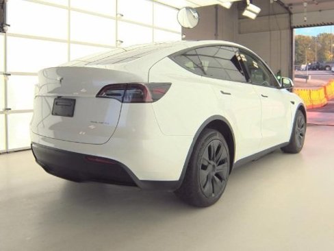 Used 2025 Tesla Model Y Long Range image 3