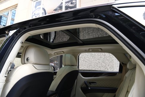 Used 2018 Bentley Bentayga image 18