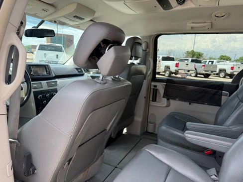 Used 2010 Volkswagen Routan SE image 31