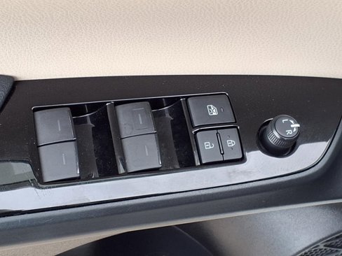 Used 2020 Toyota Prius LE image 16