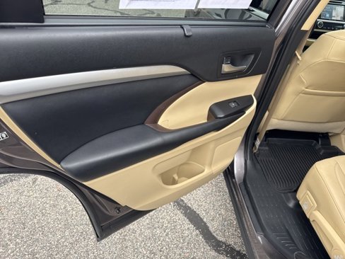 Used 2019 Toyota Highlander XLE image 11
