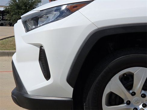 Used 2019 Toyota RAV4 LE image 5