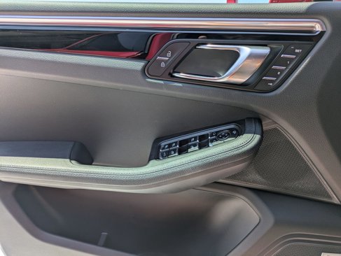 Certified 2022 Porsche Macan S image 14