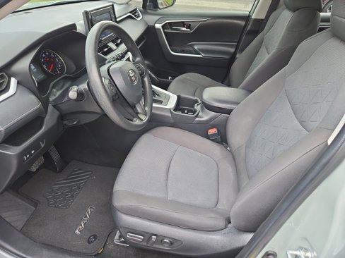 Used 2022 Toyota RAV4 XLE image 15