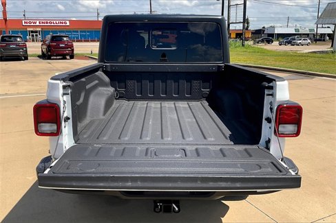 Used 2021 Jeep Gladiator Willys image 14