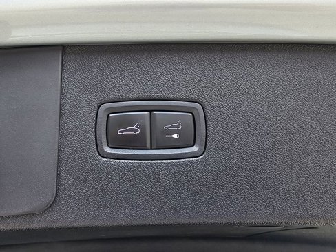 Certified 2019 Porsche Cayenne w/ Premium Package image 41