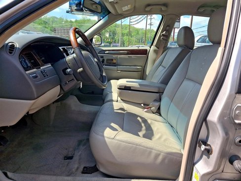 Used 2009 Lincoln Town Car Signature Limited image 17
