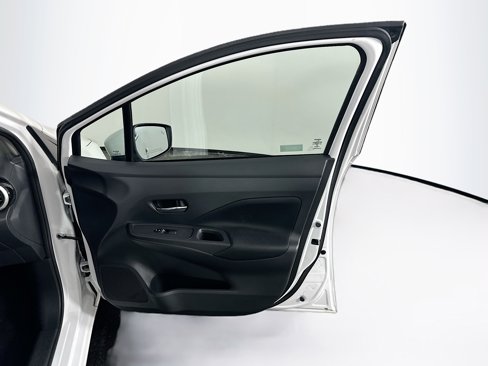 Used 2022 Nissan Versa SV image 31