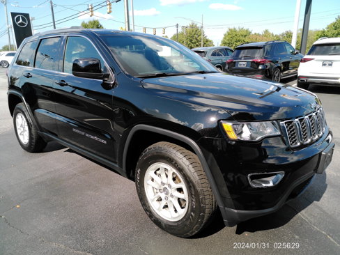Used 2019 Jeep Grand Cherokee Laredo image 3