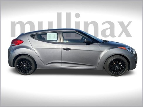 Used 2016 Hyundai Veloster image 2