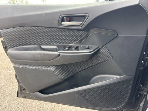 Used 2018 Toyota C-HR XLE image 4