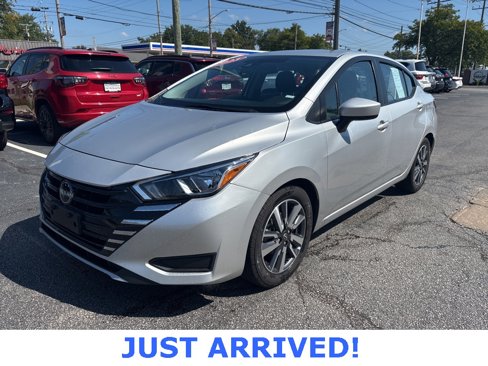 Used 2023 Nissan Versa SV image 3