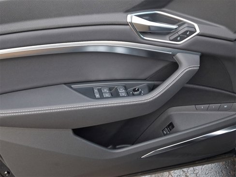 Used 2020 Audi e-tron Premium Plus image 17