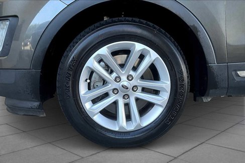 Used 2017 Ford Explorer XLT w/ Equipment Group 202A image 10