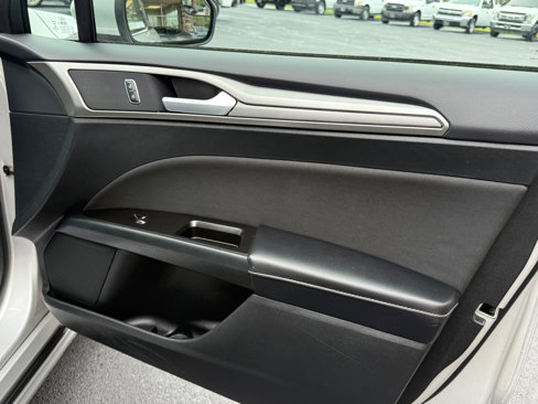 Used 2017 Ford Fusion SE w/ Fusion SE Technology Package image 14