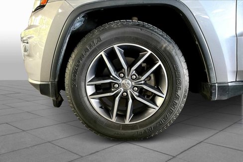 Used 2018 Jeep Grand Cherokee Limited image 10