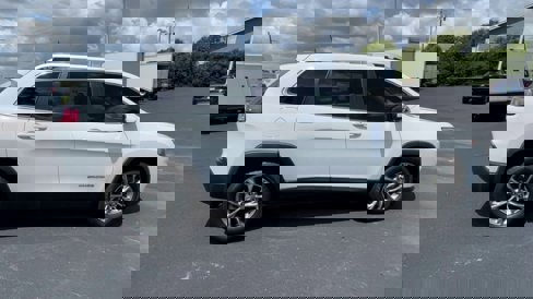 Used 2019 Jeep Cherokee Latitude Plus image 9