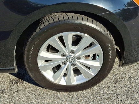 Used 2017 Volkswagen Golf S image 8