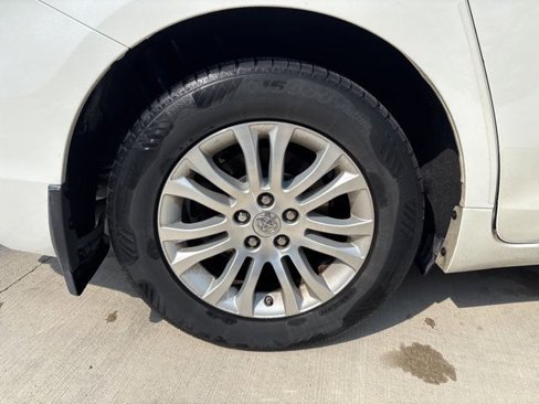 Used 2016 Toyota Sienna L image 9