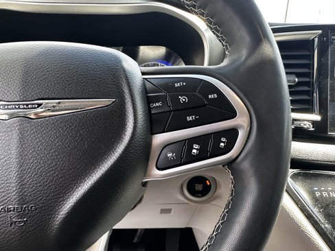 Used 2022 Chrysler Pacifica Touring-L image 11